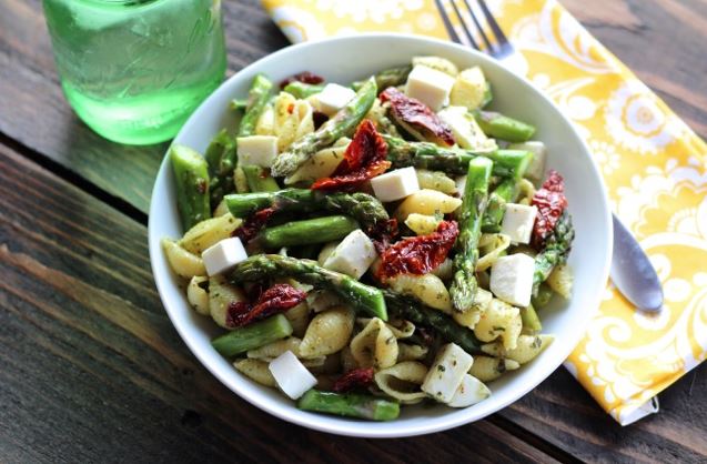 Pasta ar sparģeļiem un saulē kaltētiem tomātiem pesto mērcē